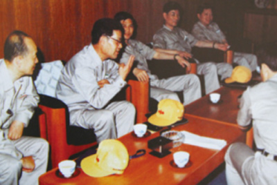 为了学习外国先进手艺和管理要领，，，，，，，，前往引进手艺与装备的国家举行实地考察。。。。。。薛仲光厂长在日本。。。。。。