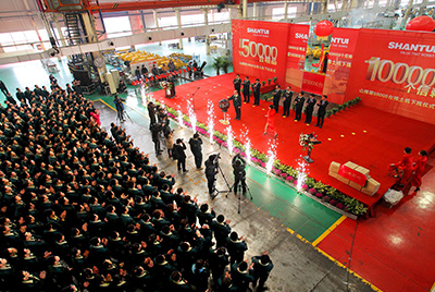 推土机事业部总装工厂盛大举行推土机第50000台下线庆典仪式。。。。。。这一激感人心的历史时刻标记着50000台不但仅是一个数目的积累，，，，，，，，更是W88优德官网管理水平、生产规模、制造手艺、研发能力、销售能力等综合能力的体现，，，，，，，，标记着W88优德官网推土机工业整体实力进一步增强，，，，，，，，是从量变到质变的奔腾。。。。。。