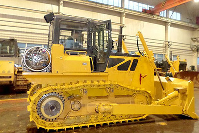 天下上第一台燃气型履带式推土机——SD20-5（LNG）在研究总院新产品试制中心下线。。。。。。SD20-5（LNG）履带式推土机是公司顺应行业生长趋势开发的一款节能、环保产品，，，，，，，，整机接纳自然气专用发念头，，，，，，，，燃烧后无积炭，，，，，，，，知足stageIIIA排放，，，，，，，，寿命更长，，，，，，，，维修频率更低。。。。。。