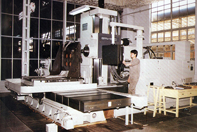 BPN-13B(R4)数控卧式加工中心。。。。。。厂房扩建加大，，，，，，，，装备填平补齐，，，，，，，，增添精、大、稀装备，，，，，，，，新上生产线，，，，，，，，提高企业装备素质，，，，，，，，使W88优德官网厂成为名副着实的大马力推土机生产厂。。。。。。