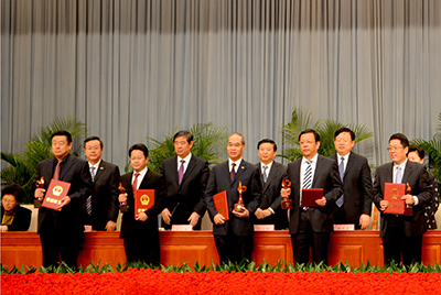 会上对获得“省长质量奖”的企业和小我私家举行了表扬，，，，，，，，W88优德官网股份位居榜首，，，，，，，，公司董事长张秀文从省长姜大明手中接过了代表山东质量管理最高声誉的“金拇指”奖杯。。。。。。