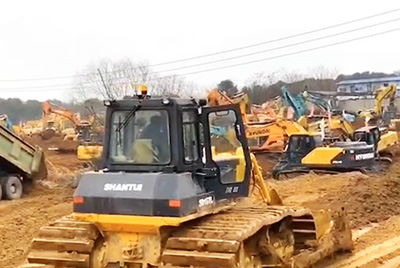 1月23日夜间，，，，，，，，W88优德官网装备开足马力，，，，，，，，与时间赛跑，，，，，，，，全速开启“武汉版小汤山”医院的建设。。。。。。